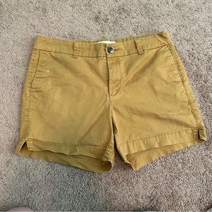 5/$20 SALE🎉 Old Navy Everyday Short size 6 yellow(small bleach spot on front)